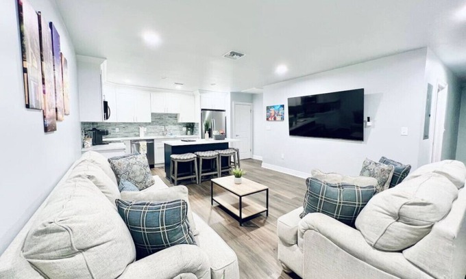 Metairie Condominio | 3 Bed/3 Bath with King Bed 15 min to Downtown New Orleans