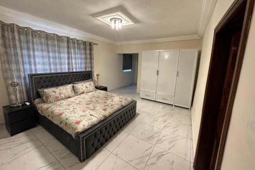 Freetown Casa | 3 Bed Apartment Sleeps 6 - Parking Patio Wifi