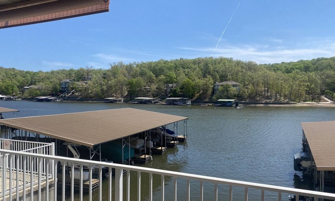 Camdenton Condominio | 3 bed condo, Lochaven, elevator, close to the pool at the 31 mm - best COVE!