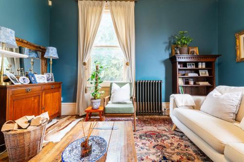 Newark Casa | 3 Bed Newark Home with Grand Ceilings & Cozy Vibes