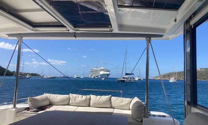St. Thomas Alquiler De Eote | Two bedroom luxury yacht right off the beach w/ free continental breakfast.