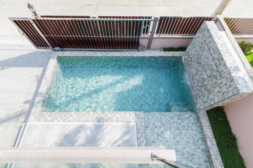 Watthana Nakhon Apartamento | 3-bedroom, 3-bathroom townhouse, community with swimming pool, gym, walking street for 20 minutes by car