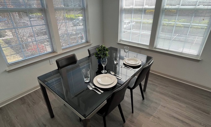 Newtown Square Apartamento | 3-Bedroom Apartment - 7-day min. - Background check/Lease Required