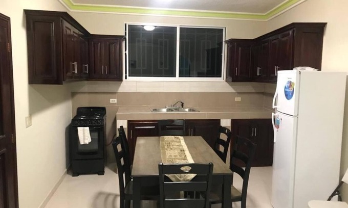 Gonaives Apartamento | 3-bedroom apartment in lovely Les Gonaïves with AC, WiFi