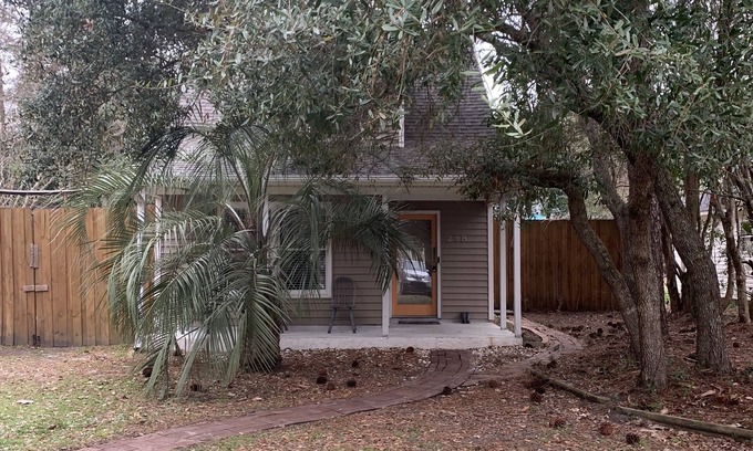 Wilmington Cabaña | 3 Bedroom Cottage w/Hot Tub- 4 miles to Beach, 4 miles to Downtown and 1 to UNCW