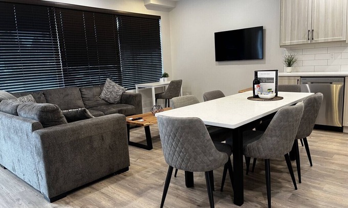 Regional District of Nanaimo Hotel | 3-bedroom Daily Monthly Rates Available Unit 3