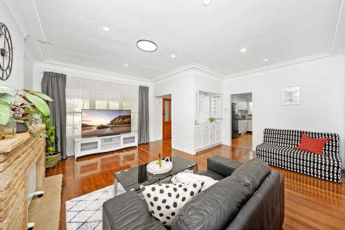 Revesby Casa | 3 Bedroom House with Netflix