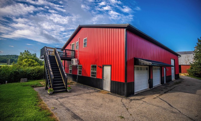 Marshland Apartamento | 3-bedroom Lodge with Incredible Game Room and Bar!