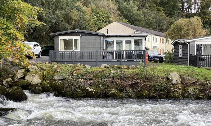 Bont Newydd Chalet De Esquí | 3 Bedroom Modernised Cabin in Snowdonia amazing walks, views & on site fishing