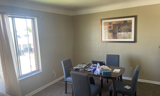 Garfield Heights Apartamento | 3 BR 1 BA air-conditioned spacious Wi-Fi TV yard spacious large kitchen.