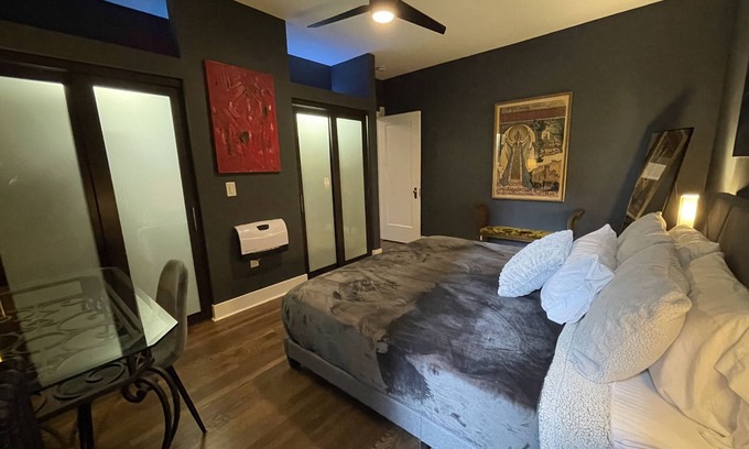 Rogers Park Apartamento | 3 BR / 2 BTH unit steps to the beach and close to Loyola