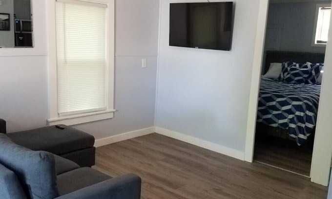 Geneva-on-the-Lake Cabaña | 3 Little Cottages - #1 Sundance Cottage