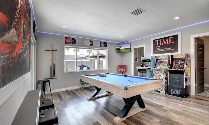 Village Grove Casa | 3 Master Suites Theater Game Room Near Old Town