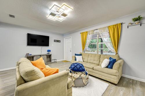 Bearss Plaza Casa | 3 Mi to USF Chic Home with Yard in Tampa!