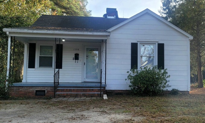Kinston Casa | 3 Sunflower Serenity Retreat 3 bedroom 1.5 bathroom, kitchen, laundry and shed