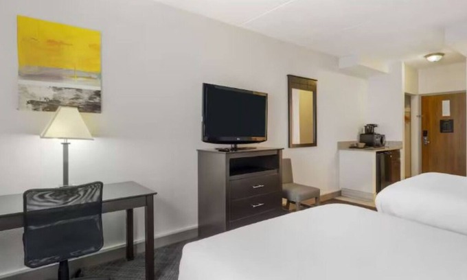 Mundelein Hotel | 3 Units | Suburban Escape with Complimentary Parking and Modern Hotel Amenities