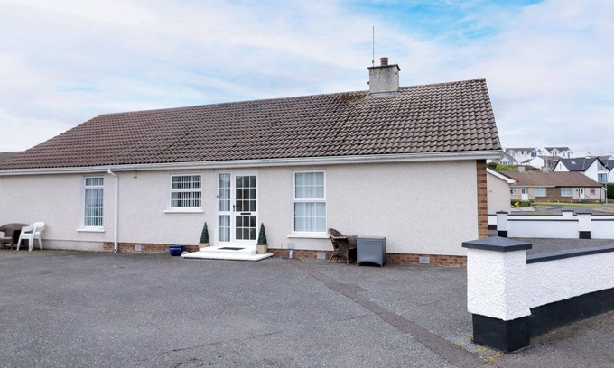 Castlerock Cabaña | 3 WARKE PLACE, pet friendly, character holiday cottage in Castlerock