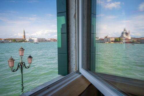 Isola San Giorgio Maggiore Apartamento | 3 Windows on St Mark - Canal View Apartment