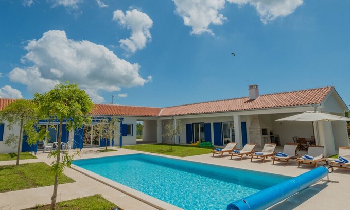 Butkovici Villa | Parcela de 3000 m2, con piscina climatizada de 50 m², jacuzzi, 2 pistas de tenis