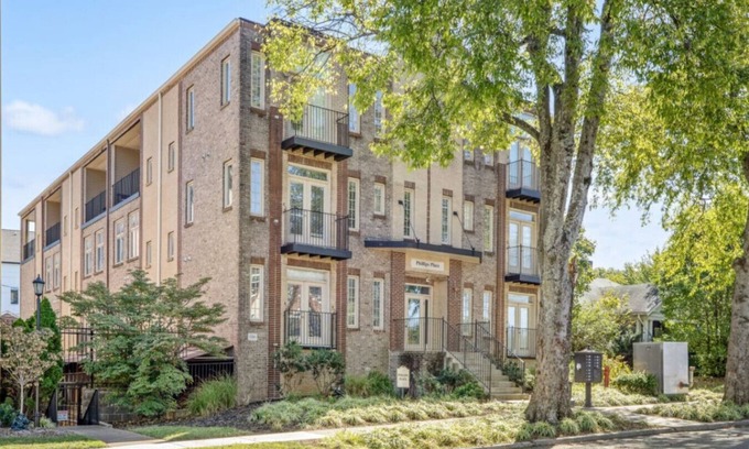 West End Condominio | 3203 Long BLVD