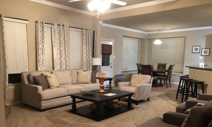 Keller Casa | 3500 pies cuadrados en casa 15 MINUTOS DE TEXAS MOTOR SPEEDWAY- 25 MINUTOS DE STOCKYAR