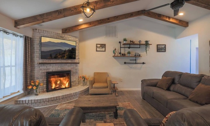 Gatlinburg Cabaña | 3B 2 bath Cottage w Pool Hottub Close to Main st