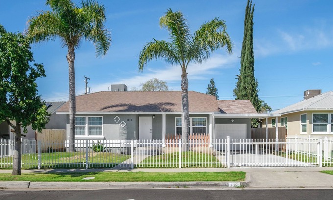 Fresno Casa | 3B/2Bth Clean, Cozy, Convenient