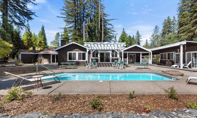 Freestone Casa | 3bd/2ba Redwood Retreat w/pool