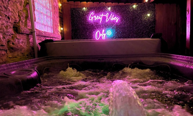 Pittsburgh Apartamento | 3Bed 2Bath Family Home W/Hot Tub & Huge backyard