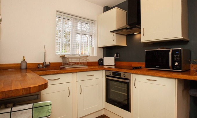 Bracknell Casa | Hide Away House With Hot Tub and Driveway