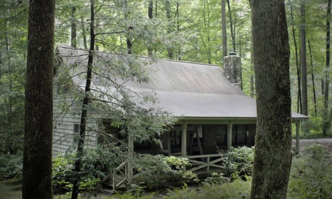 Cashiers Cabina | 3BR / 2BA. MTN cabina- fresca, Rocky Mtn. Corriente. Semana de otoño Prime disponibles