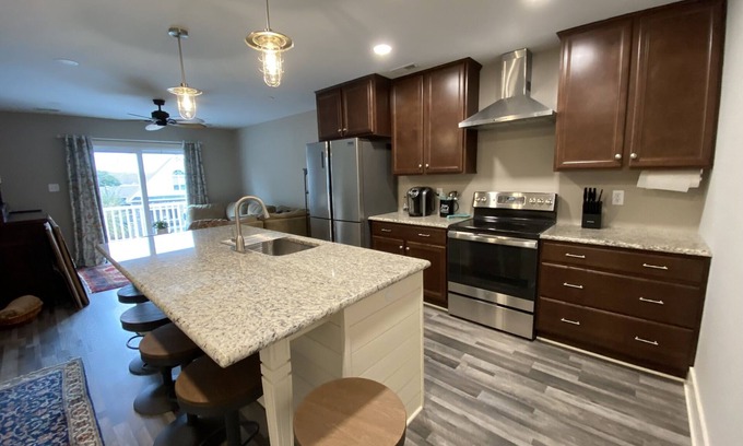 Dutton Apartamento | 3BR 2BA with views of the Piankatank River! New construction.