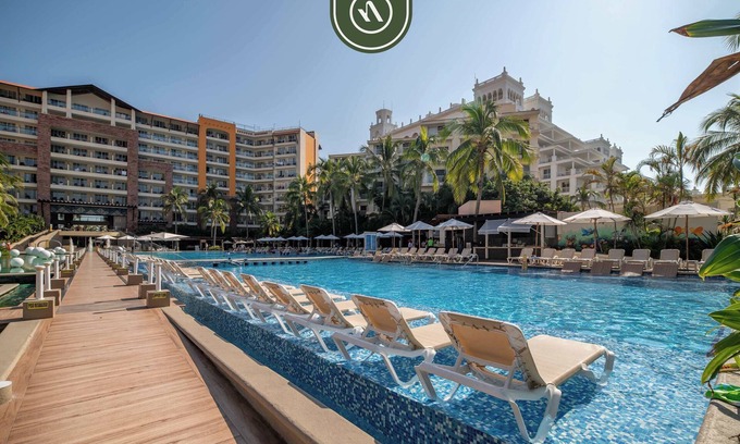 Flamingos Apartamento | 3BR Condo in the Krystal Grand Hotel - Beach