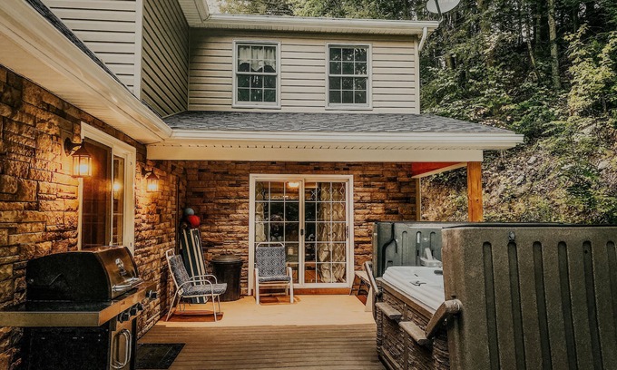 Millmont Cabina | 3BR Cozy Country Cabin w/ Hot Tub near Penns Creek