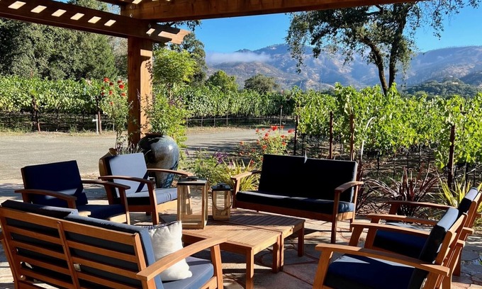 Calistoga Casa | 3br home - Panoramic views of vineyards and the Palisades mountain range.