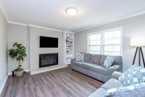 North Raleigh Casa | 3BR Kid Friendly Fenced in Swingset