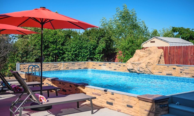 Lake Elsinore Casa | 3BR w/Pool ｜Jacuzzi ｜BBQ｜Fire Pit ｜King Bed