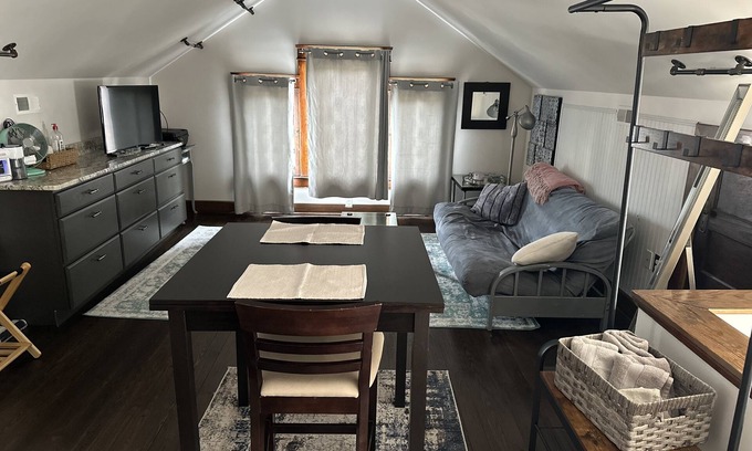 Charleston Apartamento | 3rd floor loft apt w historic charm + modern finishes, 1500 block of Lee St East
