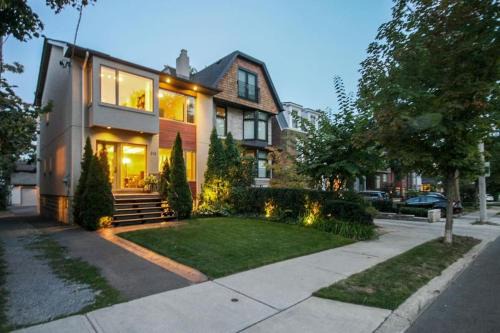 Rosedale Villa | 4 BDRM Downtown House - Urban Elegance with 2 cars Garage