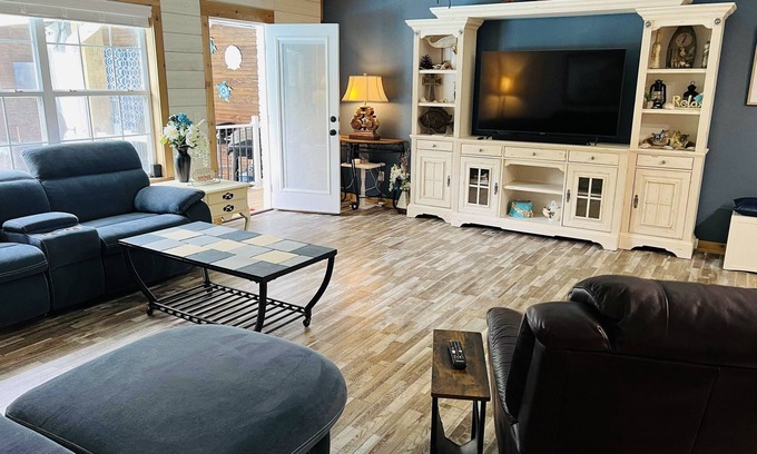 Gulf Breeze Casa | 4 Bed 2 Bath home w/Private Pool, Hot Tub & Sauna. Close to Beaches!