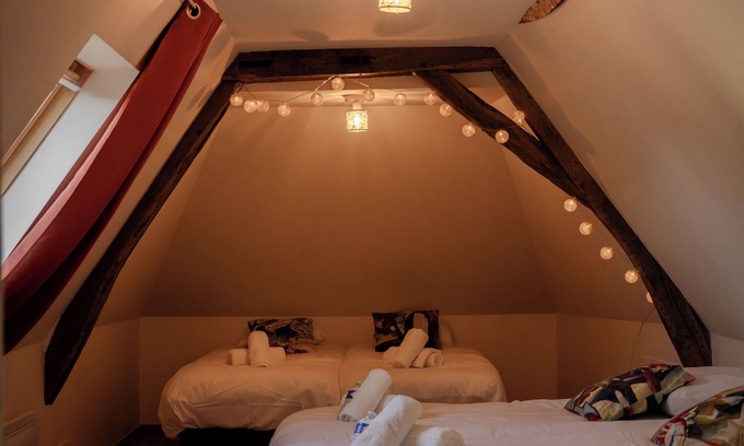 Saint-Saturnin-sur-Loire Casa | 4-bed dormitory room in the Château outbuilding overlooking the Loire River