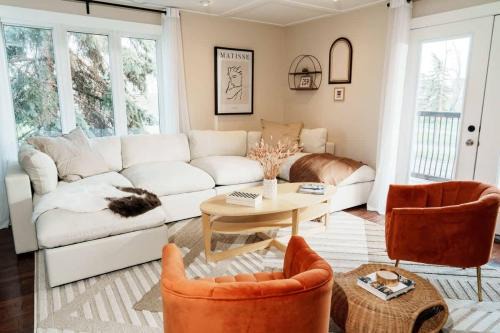 Kensington Casa | 4 Bed Home Along River Near DT AC Hot Tub