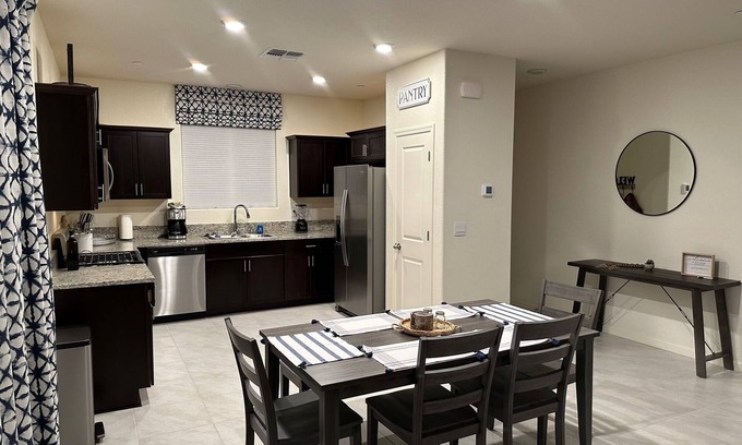 Merced Casa | 4 bed Modern, Cozy, Efficient North Merced Retreat near hospitals and UC Merced