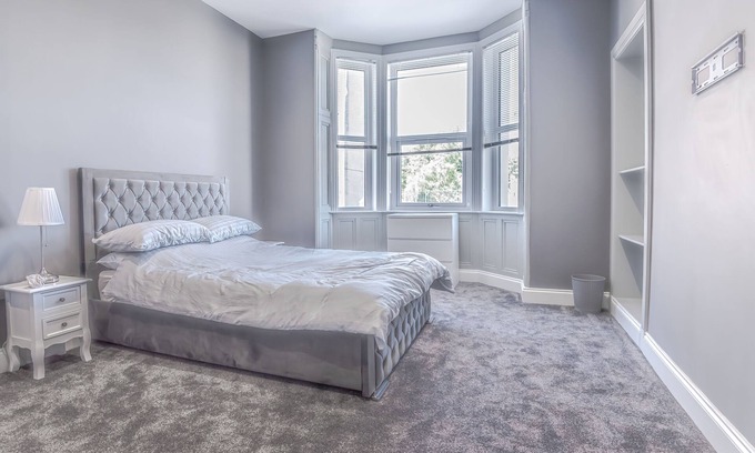 Kelty Casa | 4 Bed-Sleeps 8- Free Parking-Pets-Hot Tub