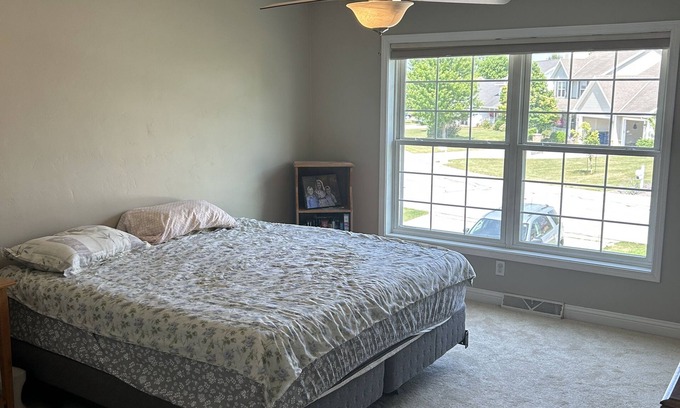 De Pere Casa | 4 Bedroom / 3.5 Bathroom House - 18 minutes from Lambeau. No pets.