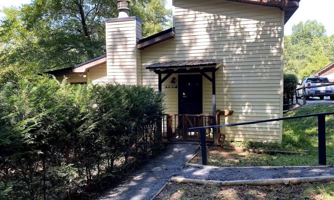 Indian Rock Springs Cabina | 4-bedroom cabin in tranquil Murphy with WiFi, AC, and Hot tub