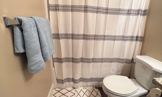 Pixley Casa | 4 bedroom house in Pixley with WiFi, AC. Book your stay now