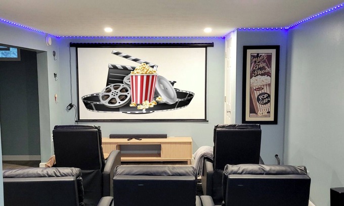 West Newton Casa | 4-bedroom house in enchanting Indianapolis with WiFi, AC