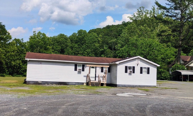 Minden Casa | 4 bedroom house outside of OakHill sleeps 12