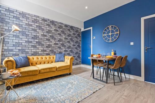 Stoke-on-Trent Casa | 4 Beds 3 Bath (2-ensuites) Free Parking 75Mbps